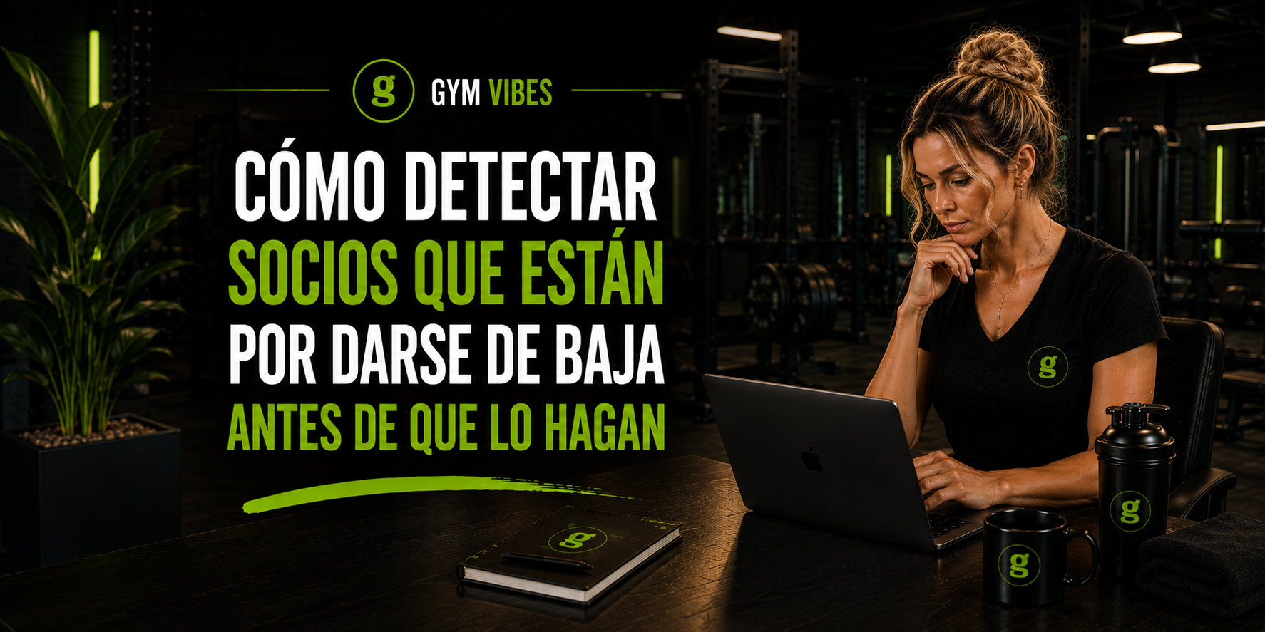 mujer analiza dashboard de su sistema de gestion para gimnasios